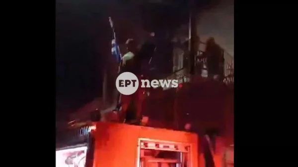 Δραματική διάσωση μητέρας και γιου από το φλεγόμενο σπίτι τους στη Χίο