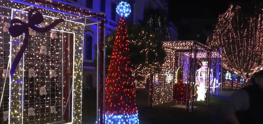 Εντυπωσιακός ο χριστουγεννιάτικος στολισμός στο Διοικητήριο των Σερρών - video