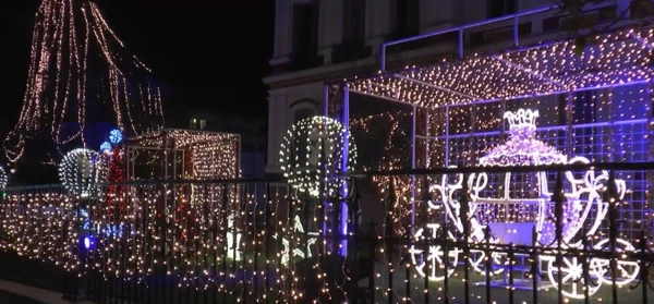 Εντυπωσιακός ο χριστουγεννιάτικος στολισμός στο Διοικητήριο των Σερρών - video