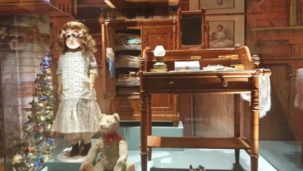 Δράμα: Παιχνίδια και παιδικές μνήμες από το Μουσείο Μπενάκη στο Σαντιρβάν Τζαμί