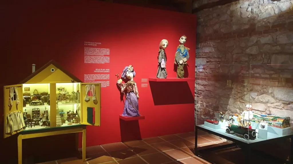 Δράμα: Παιχνίδια και παιδικές μνήμες από το Μουσείο Μπενάκη στο Σαντιρβάν Τζαμί