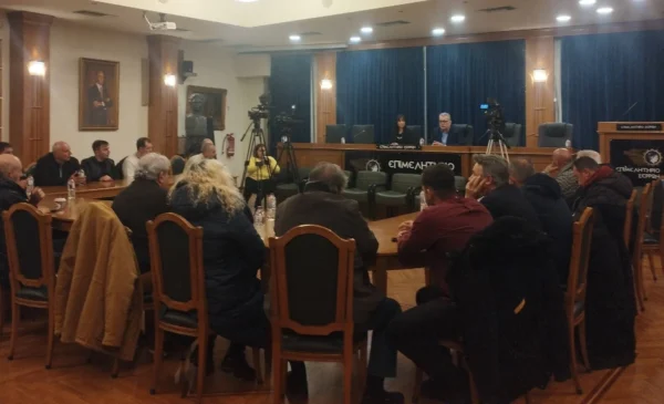 Σέρρες: Κλείσιμο της αγοράς και σύσκεψη με τους βουλευτές ζήτησαν οι αγρότες στη σύσκεψη στο Επιμελητήριο