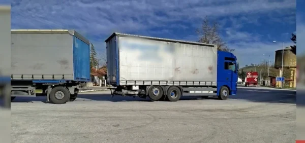 Δεκάδες φορτηγά περνάνε καθημερινά από τη γέφυρα της Αγγίστας - video