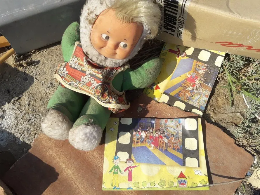 Αναμνήσεις μιας ζωής πεταμένες στα σκουπίδια – Φωτογραφίες, γράμματα και νυφικά «ξεφορτωμένα» ως μπάζα