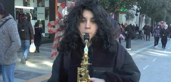 Πλημμύρισε Πρωτοχρονιάτικα κάλαντα η πόλη των Σερρών - video