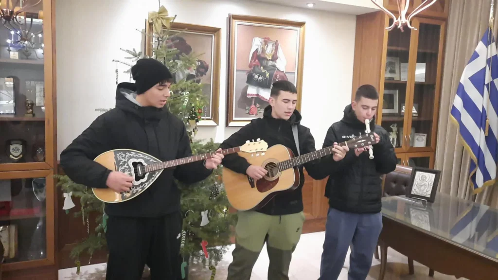 Χριστουγεννιάτικες μελωδίες και ευχές στη Δήμαρχο Σερρών Βαρβάρα Μητλιάγκα