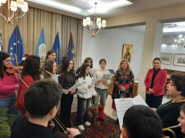 Τα κάλαντα των Χριστουγέννων στο Δημαρχείο από τους μαθητέςτου Μουσικού Σχολείου και τον Σύλλογο Εβριτών Ν. Σερρών