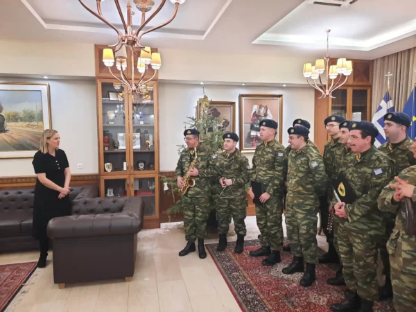 Χριστουγεννιάτικες μελωδίες και ευχές στη Δήμαρχο Σερρών Βαρβάρα Μητλιάγκα