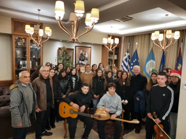 «Πλημμύρισε» χριστουγεννιάτικες μελωδίες το Δημαρχείο Σερρών - video