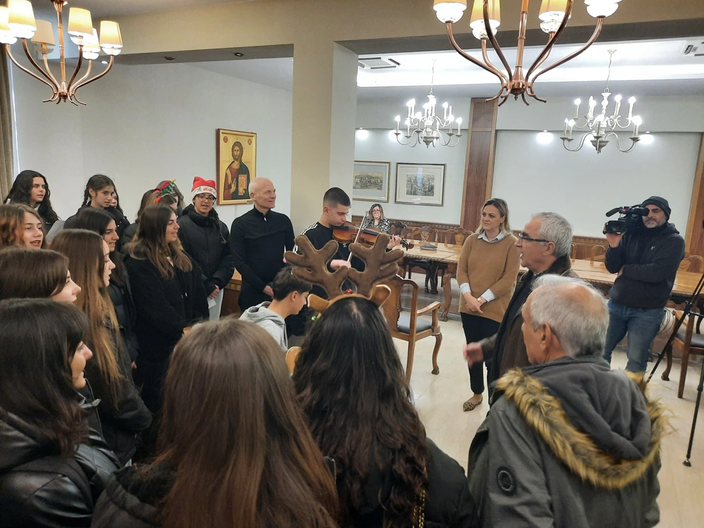 «Πλημμύρισε» χριστουγεννιάτικες μελωδίες το Δημαρχείο Σερρών - video