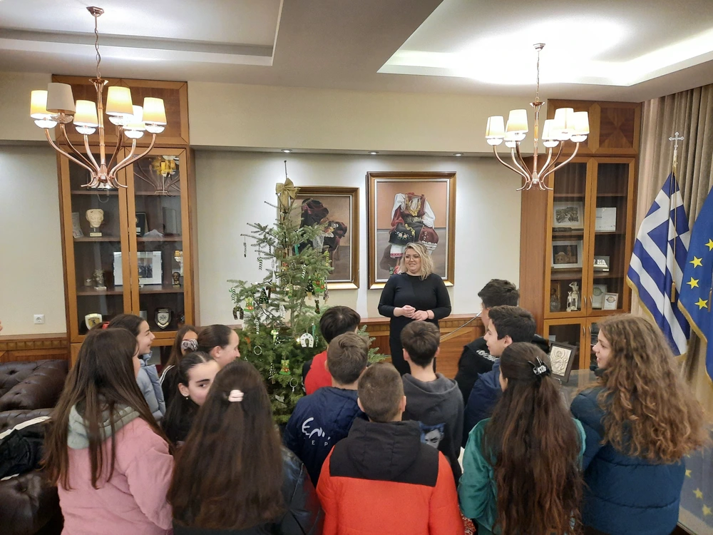 «Πλημμύρισε» χριστουγεννιάτικες μελωδίες το Δημαρχείο Σερρών - video