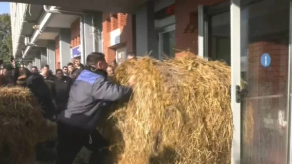 Καβάλα: Έντονη διαμαρτυρία από τους αγρότες - Χύνουν γάλα, καίνε άχυρα και πετάνε σταφύλια στους δρόμους