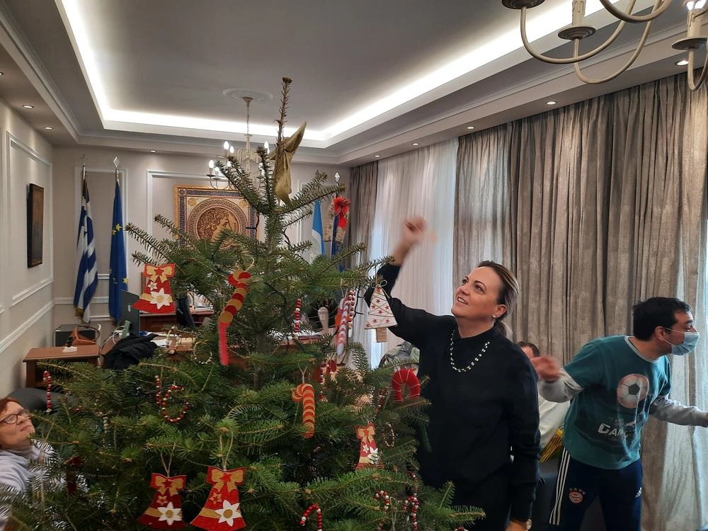 Τα παιδιά του ΚΔΑΠ ΜΕΑ Δήμου Σερρών στόλισαν τα χριστουγεννιάτικα δέντρα στο Δημαρχείο