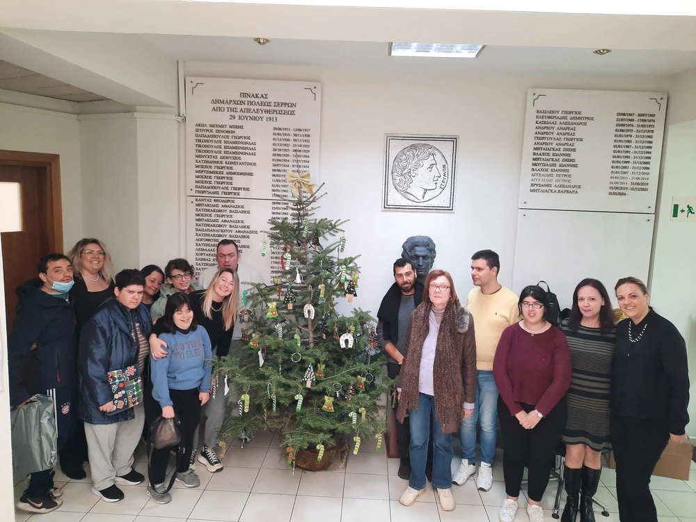 Τα παιδιά του ΚΔΑΠ ΜΕΑ Δήμου Σερρών στόλισαν τα χριστουγεννιάτικα δέντρα στο Δημαρχείο