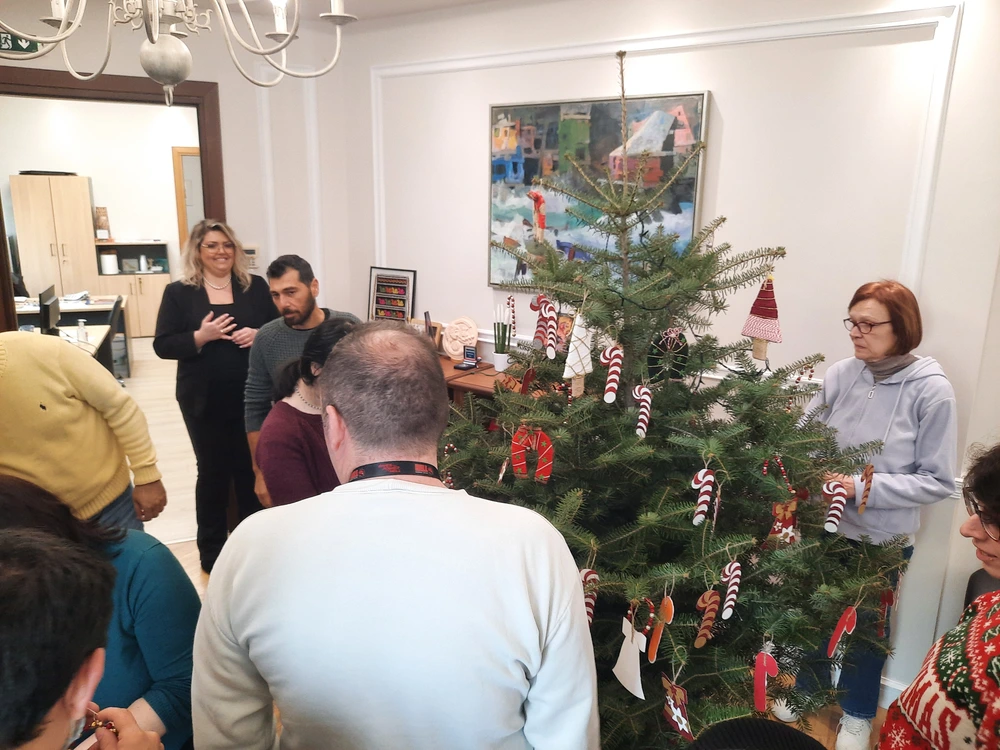 Τα παιδιά του ΚΔΑΠ ΜΕΑ Δήμου Σερρών στόλισαν τα χριστουγεννιάτικα δέντρα στο Δημαρχείο