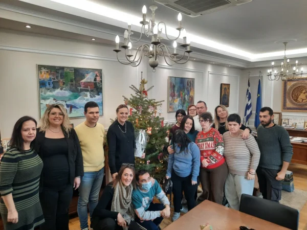 Τα παιδιά του ΚΔΑΠ ΜΕΑ Δήμου Σερρών στόλισαν τα χριστουγεννιάτικα δέντρα στο Δημαρχείο