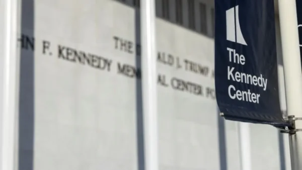 ΗΠΑ: Τζαζ σύνολο ακύρωσε τις εμφανίσεις του την παραμονή της Πρωτοχρονιάς στο Κέντρο Κένεντι, μετά τη μετονομασία