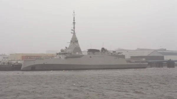 Γαλλία: Η τελετή ονοματοδοσίας και ύψωσης της ελληνικής σημαίας στη φρεγάτα FDI HN «Κίμων»