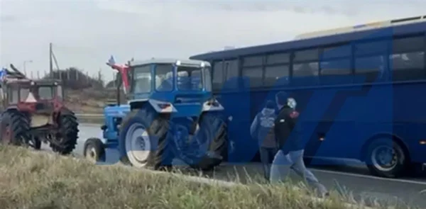 Σέρρες: Κλούβα των ΜΑΤ εμβόλισε τρακτέρ - Αγρότης κινδύνευσε να παρασυρθεί