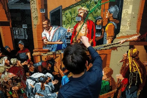 Το έργο του Μιχάλι Μουνκάτσι «Ecce Homo» παρουσίασαν με 150.000 τουβλάκια Lego μαθητές
