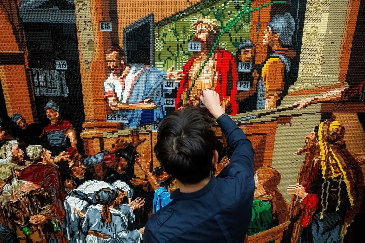 Το έργο του Μιχάλι Μουνκάτσι «Ecce Homo» παρουσίασαν με 150.000 τουβλάκια Lego μαθητές