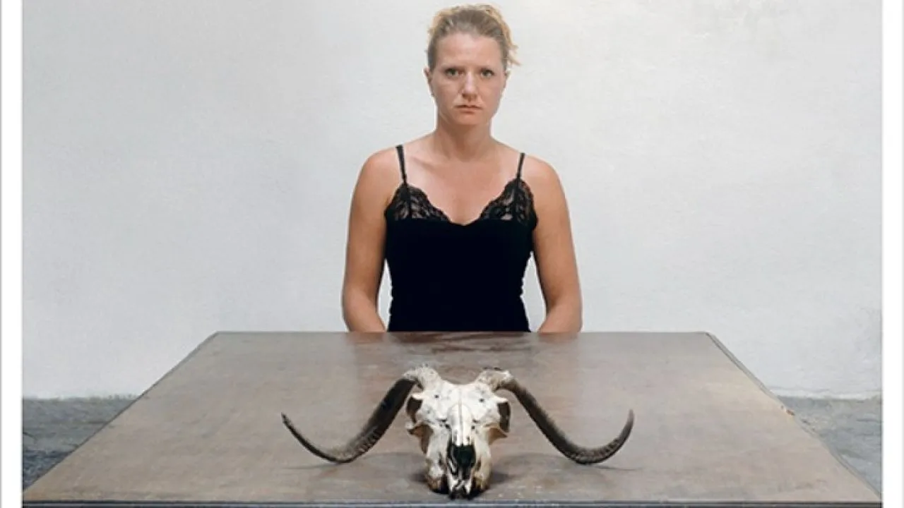 Λυδία Δαμπασίνα. Red Line, Κόκκινη γραμμή, Ligne rouge. Έκθεση στη Δημοτική Πινακοθήκη Χανίων από 13/12/25 έως 19/4/26