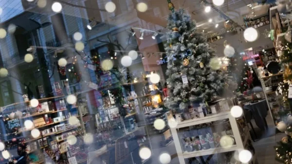 Γιορτινή κίνηση με τους καταναλωτές να ψωνίζουν με μέτρο και ανάλογα με το... πορτοφόλι τους