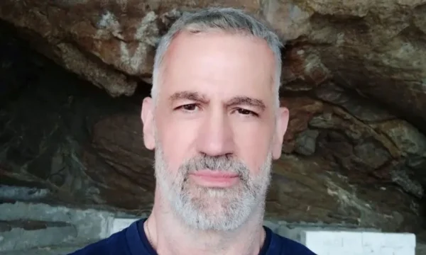 Ο Χρήστος Μάντακας για τον ρόλο του ως gay “στο Καφέ της Χαράς”: “Ήταν παρακινδυνευμένο αλλά δέχθηκα με χάρα”