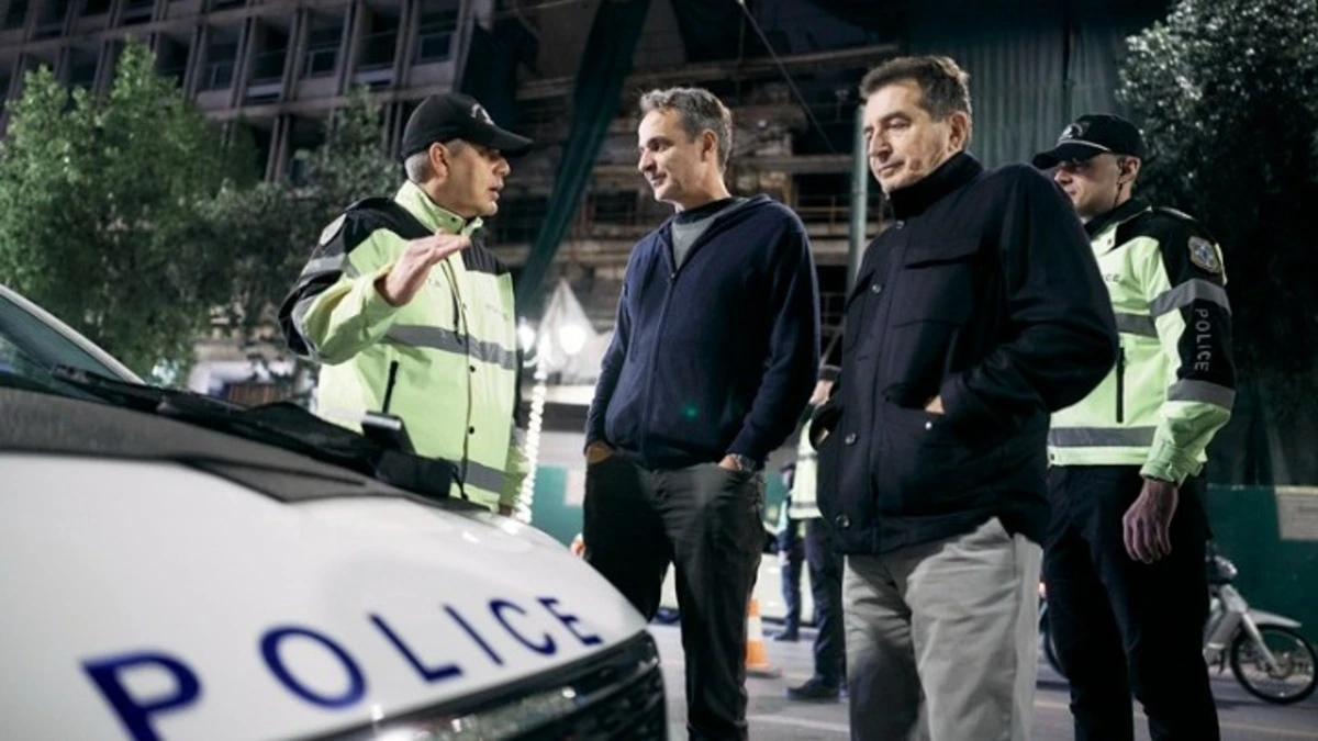 Επίσκεψη του Κυρ. Μητσοτάκη σε σημείο διενέργειας αλκοτέστ στο κέντρο της Αθήνας