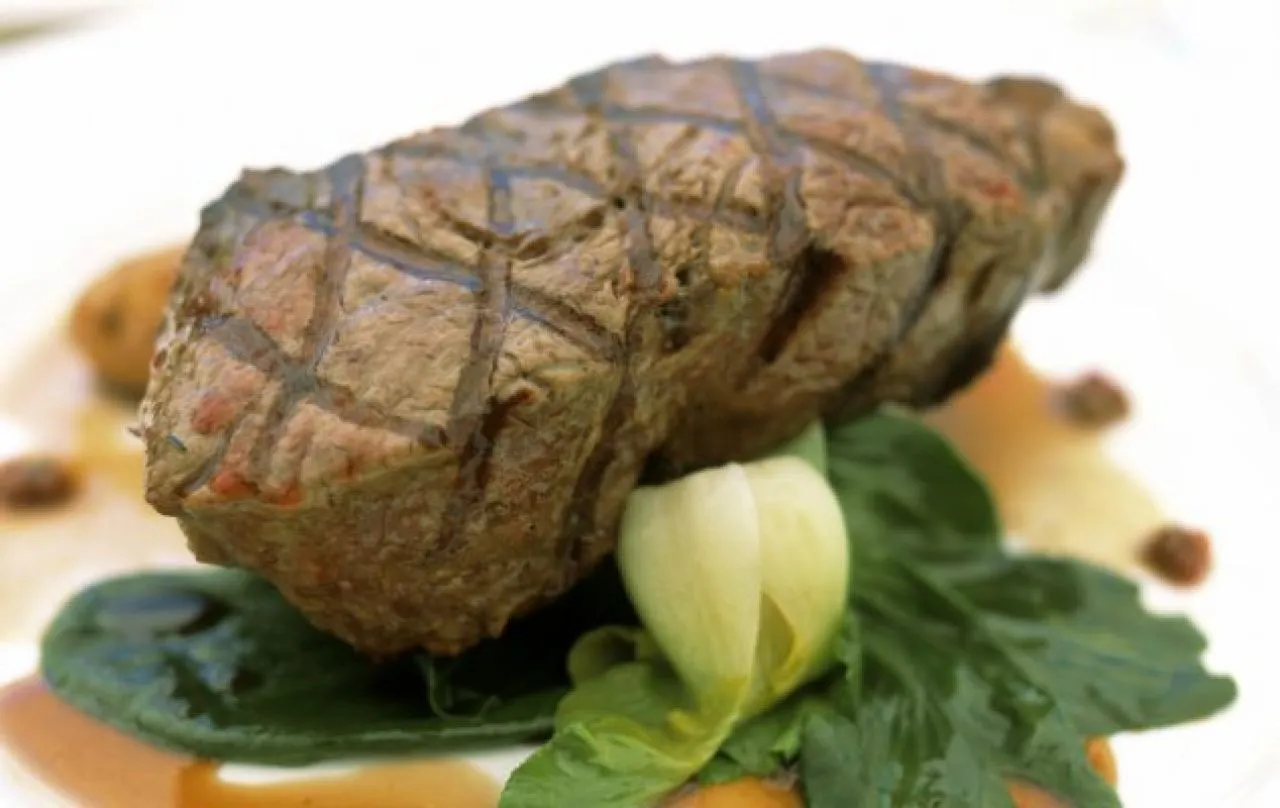 Μοσχαρίσιο φιλέτο σε σάλτσα κρασιού με σπανάκι