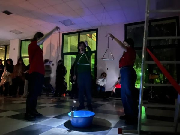 Ηλεκτρονική μουσική με laptops και τρίγωνα βυθισμένα στο.. νερό από το Τμήμα Μουσικών Σπουδών του ΑΠΘ