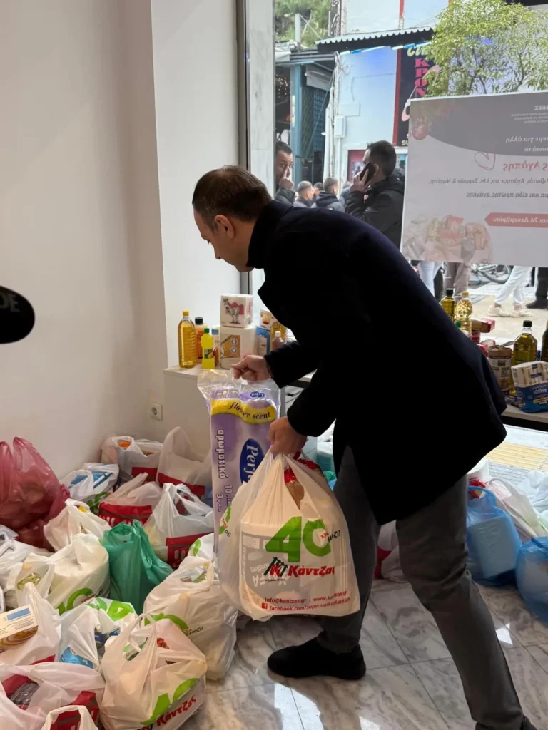 Τάσος Χατζηβασιλείου: "Κανένας μόνος του τις Άγιες Ημέρες - Δωρεά τροφίμων στην κοινωνική κουζίνα - video