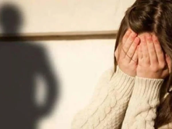 Σοκάρει η απάντηση αστυνομικού σε μητέρα που κατήγγειλε παιδόφιλο: «Απλά κάντε μπλοκ» (Βίντεο)