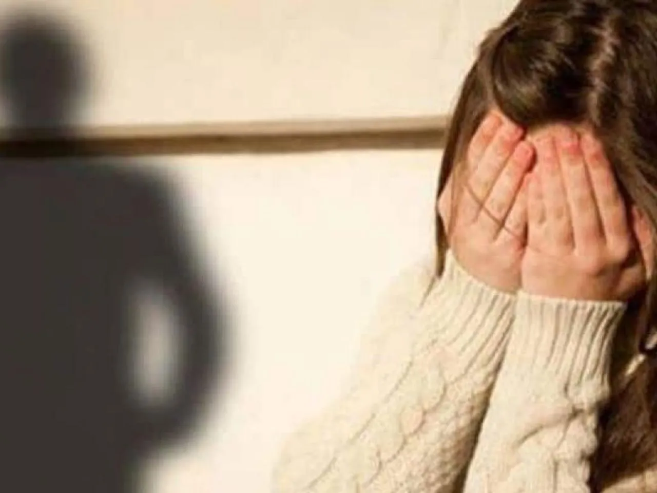 Σοκάρει η απάντηση αστυνομικού σε μητέρα που κατήγγειλε παιδόφιλο: «Απλά κάντε μπλοκ» (Βίντεο)