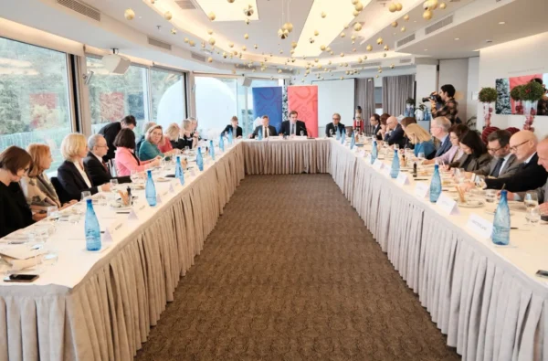 Συνάντηση Κυριάκου Πιερρακάκη με πρέσβεις ΕΕ: Η Ευρώπη χρειάζεται επιτάχυνση μεταρρυθμίσεων και δημοσιονομική ισορροπία