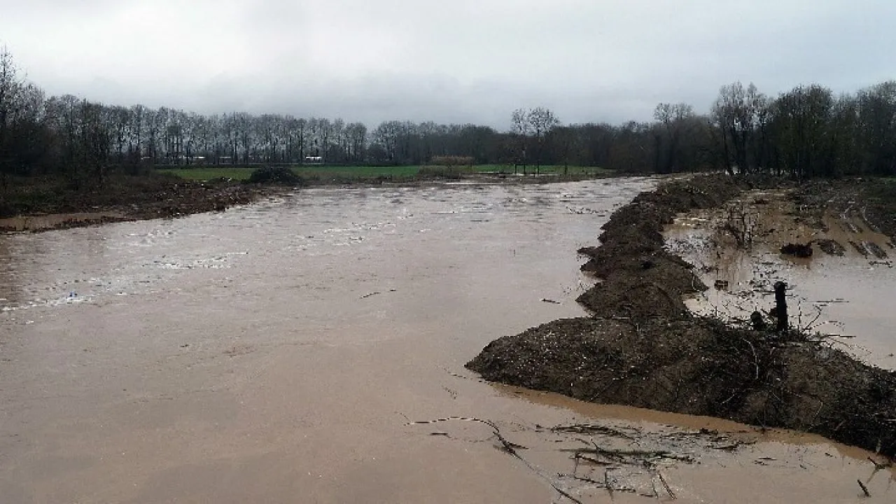 Παραμένει σε αυξημένη επιφυλακή ο δήμος Λαρισαίων για τη στάθμη των νερών στον Πηνειό