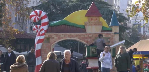 Ξεκίνησε το στήσιμο του θεματικού πάρκου στην Πλατεία Ελευθερίας - video