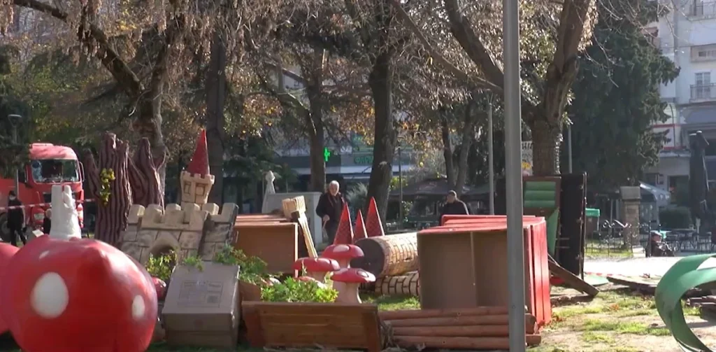 Ξεκίνησε το στήσιμο του θεματικού πάρκου στην Πλατεία Ελευθερίας - video