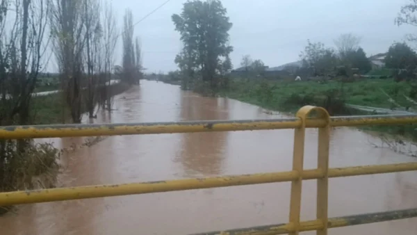 Διακόπηκε η σιδηροδρομική συγκοινωνία Αθηνών - Θεσσαλονίκης λόγω πλημμυρών στον Δομοκό
