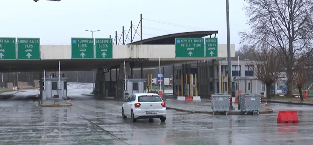 Χριστούγεννα στο μπλόκο του Προμαχώνα έκαναν οι αγρότες - video