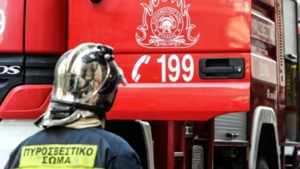 Πυρκαγιά σε είσοδο οικοδομής - Κάηκαν τρεις μηχανές
