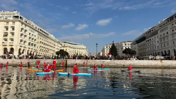 Θεσσαλονίκη: Κωπηλασία γεμάτη χρώμα με φόντο τον Θερμαϊκό, φέτος στο «5o Santa SUP»