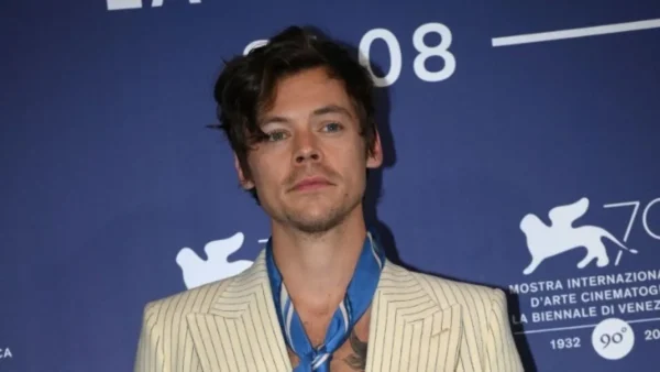 Ο Χάρι Στάιλς τερματίζει τη διετή αποχή από τη μουσική με ένα βίντεο-έκπληξη