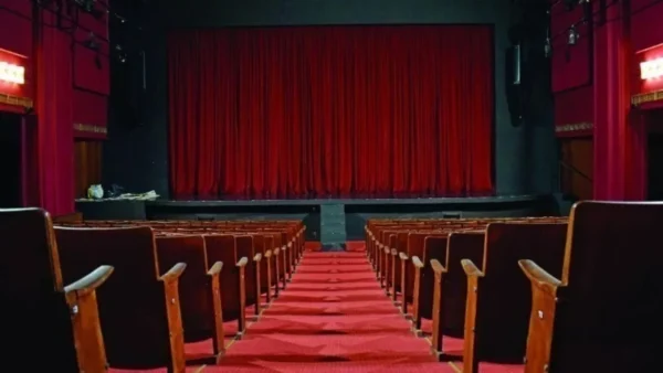 Θέατρο με κόκκινη κουρτίνα