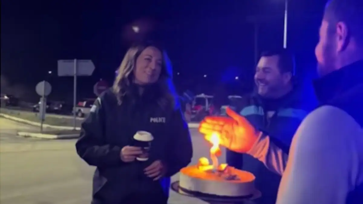 Δράμα: Έκπληξη από τους αγρότες στα μπλόκα με τούρτα σε αστυνομικό για τα γενέθλιά της