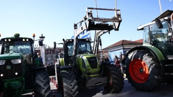 Έφτασαν τα τρακτέρ στο λιμάνι - Συμβολικός αποκλεισμός