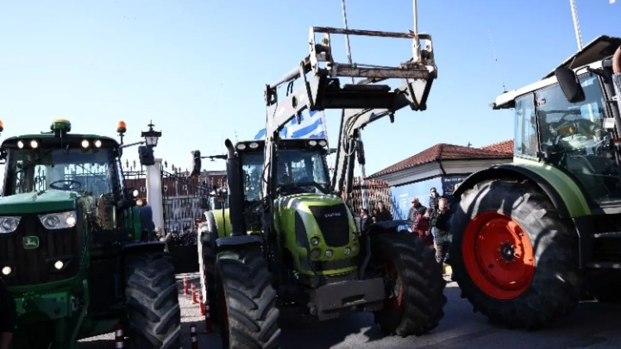 Έφτασαν τα τρακτέρ στο λιμάνι - Συμβολικός αποκλεισμός