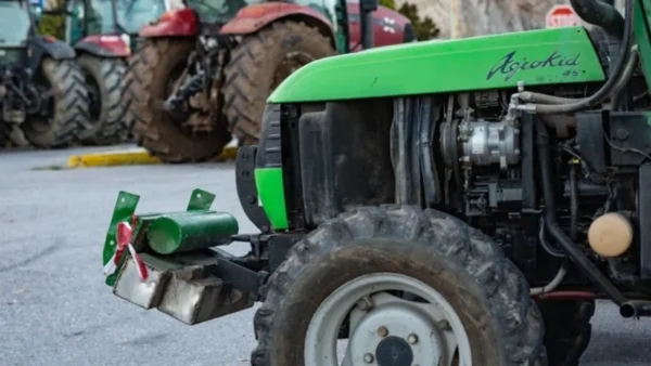 Λαμία: Αγρότες κλείνουν για μία ώρα όλες τις διαβάσεις στον Μπράλο