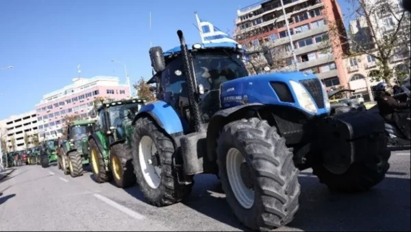 Λάρισα: Σε εξέλιξη συγκέντρωση αγροτών στην Κεντρική Πλατεία της πόλης για τη δίκη δύο συναδέλφων τους