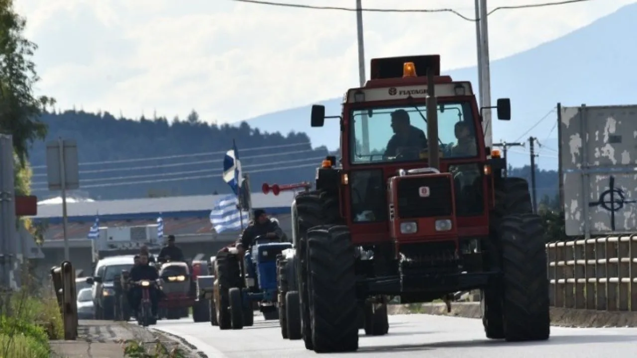 Συνεχίζουν τις κινητοποιήσεις οι αγρότες – Κλειστή και στα δύο ρεύματα η εθνική οδός Αθηνών-Θεσσαλονίκης, στα διόδια των Μαλγάρων